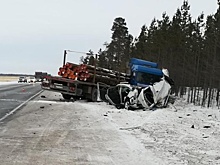 Лесовоз смял легковушку на югорской трассе