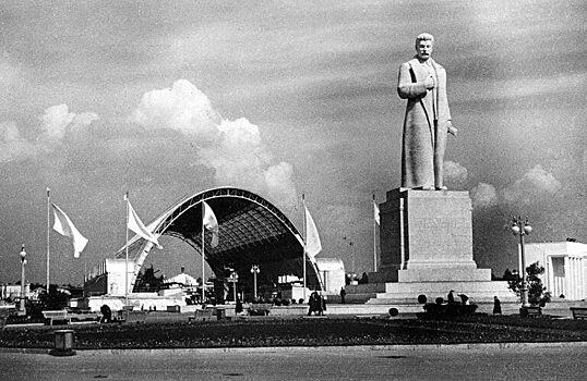 «Сталин-матрешка»: какой необычный памятник вождю закопали на ВДНХ