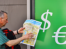 Россияне массово забирают валюту из банков