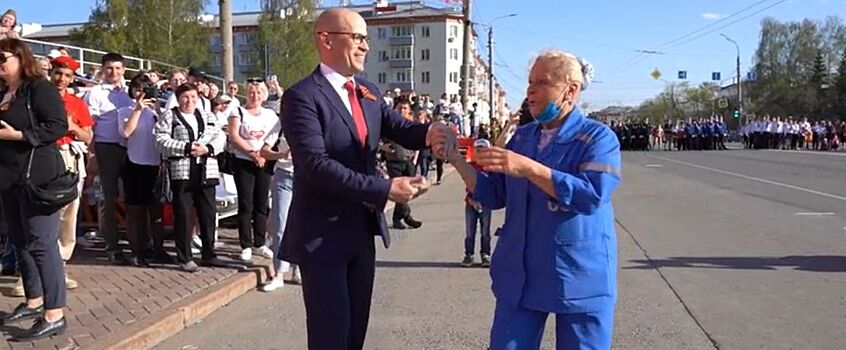 Глава Удмуртии станцевал вальс с сотрудницей Станции скорой помощи Ижевска