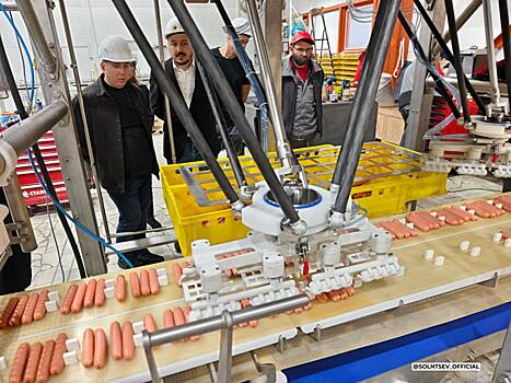 Оренбуржцы представили первый российский робот для укладки сосисок