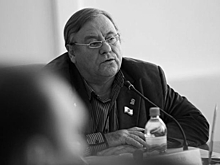 Гроб с полиэтиленом, ритуальщики в респираторах —омского экс-депутата Чиракова, зараженного ...