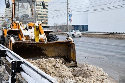 В Волгограде 70 единиц спецтехники вышли на уборку улиц от снега