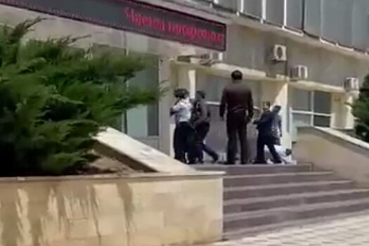 Чиновники подрались на центральной площади в Махачкале