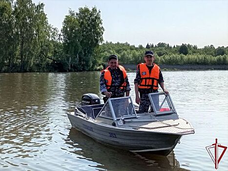 Росгвардейцы спасли пьяного мужчину с сыном, перевернувшихся на лодке на Москве-реке в Кунцево