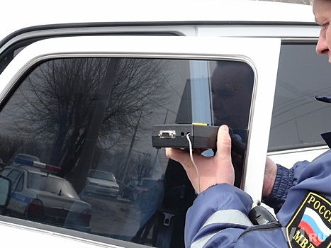 Сотрудники Госавтоинспекции ЗАО проверяют светопропускаемость автомобильных стёкол