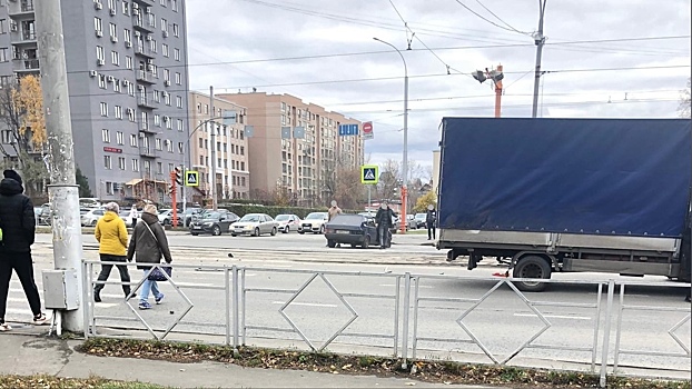 ДТП с участием грузовика произошло на оживленном кемеровском перекрестке