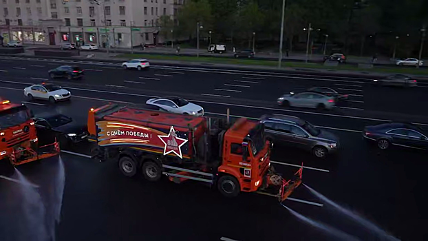 В Останкинском в честь Дня Победы украсили коммунальную технику