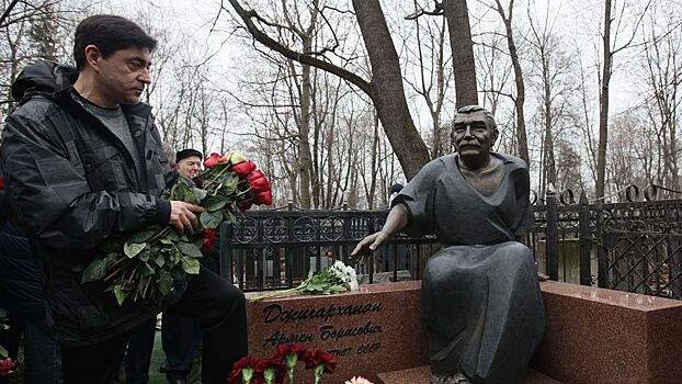 На Ваганьковском кладбище открыли памятник Джигарханяну