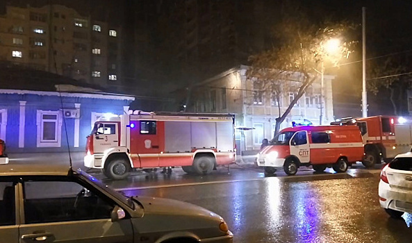 В Самаре 64 человека тушат пожар в Ленинском районе