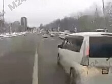 Водитель легковушки не пропустил скорую помощь в Москве