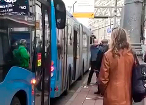 В Москве водитель автобуса одним ударом сбил с ног пассажира без маски