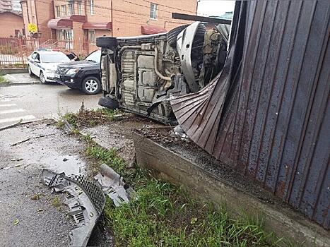 Машина перевернулась в центре Читы