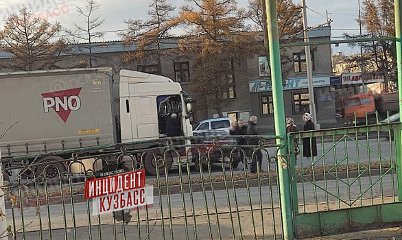 Фура столкнулась с легковушкой в центре Кемерова