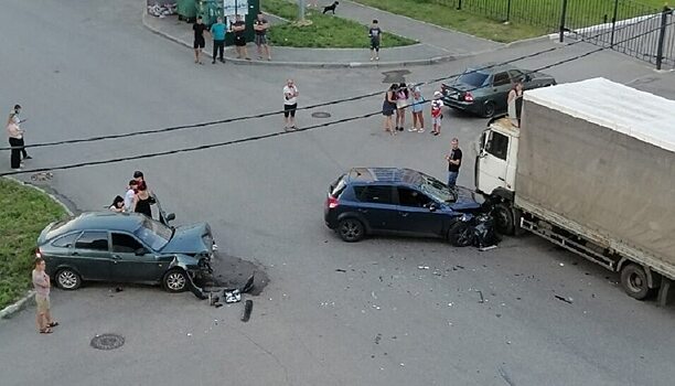 Вечером в аварии на Еремина пострадали двое мужчин и женщина