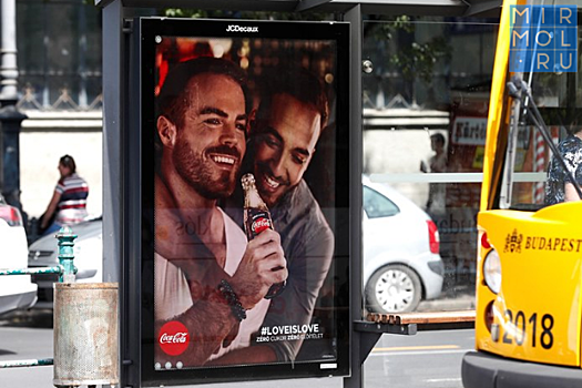 Венгрия может объявить бойкот компании Coca-Cola в ответ на рекламу с геями
