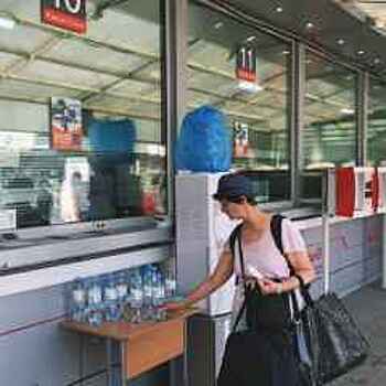 На ж/д станциях «Химки», «Крюково» и Ленинградском вокзале организована раздача питьевой воды из-за жары