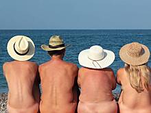 Голые туристы отшлепали друг друга в баре на курорте Европы и попали на видео