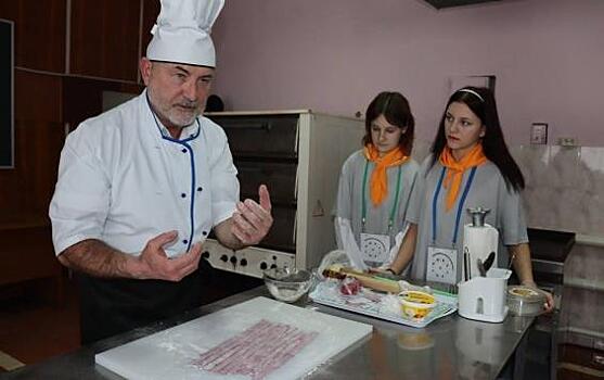 Школьников из Курска обучают основам приготовления итальянской пасты