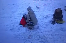 Снегом завалило женщин и ребенка в Новосибирске