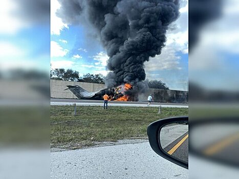 Бизнес-джет рухнул на автостраду в штате Флорида