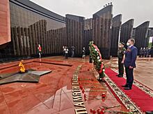 Губернатор возложил лампаду к Вечному огню в Хабаровске