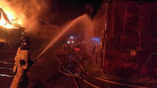 Крупное пламя охватило пятиэтажный дом в Приморье