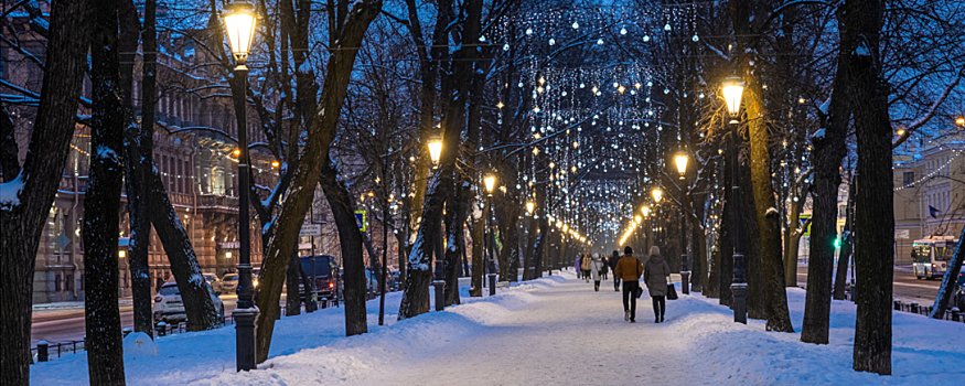 В Петербурге установили освещение на аллее между площадями Труда и Декабристов