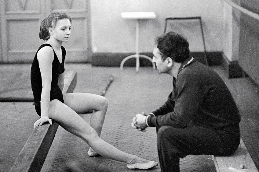 Тогда 17-летняя гимнастка победила в трех видах программы: в вольных упражнениях, на бревне и брусьях. Дальше началась подготовка к Олимпиаде в Мехико.