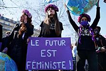 Акции в защиту прав женщин прошли по всему миру