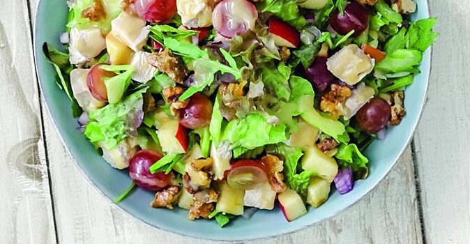 Салат с курицей, шпинатом и виноградом: звучит сложно, а готовится просто