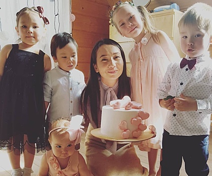 Жена основателя «Уральских пельменей» показала веселый день рождения старшей дочери