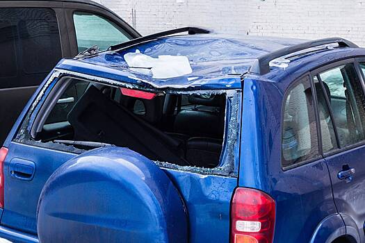 Назван способ получить компенсацию за падение сосульки на машину