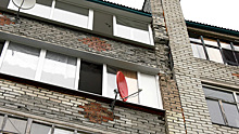В Ноябрьске квартиры пятиэтажки зарастают плесенью из-за обрушения кирпичного фасада. ФОТО