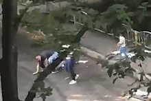 Москвич проломил голову агитатору куском асфальта и попал на видео