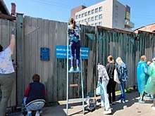 В Правобережном округе Иркутска прошла акция «Заборник», удалось привести в порядок несколько ограждений