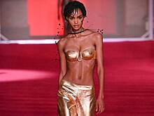 Полуголая Хайди Клум, мужчины в трусах и женщины-подушки. В Париже завершилась Неделя моды. Что на ней творилось?