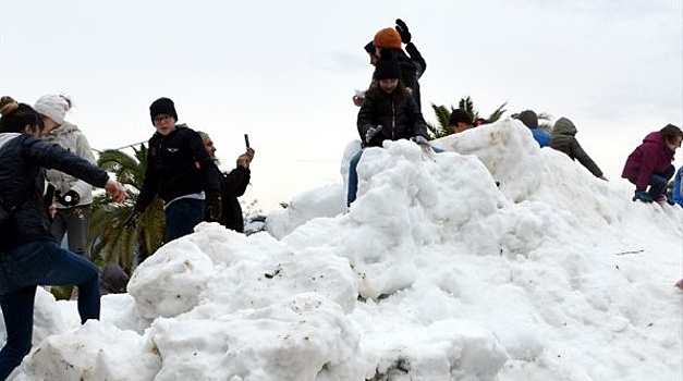 В туристическую Анталью завезли снег