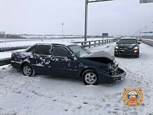 Уходил от столкновения: в Зеленоградском районе автомобиль протаранил ограждение, пострадала 17-летняя пассажирка