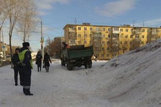 В Оренбурге ликвидируют опасные ледяные горки