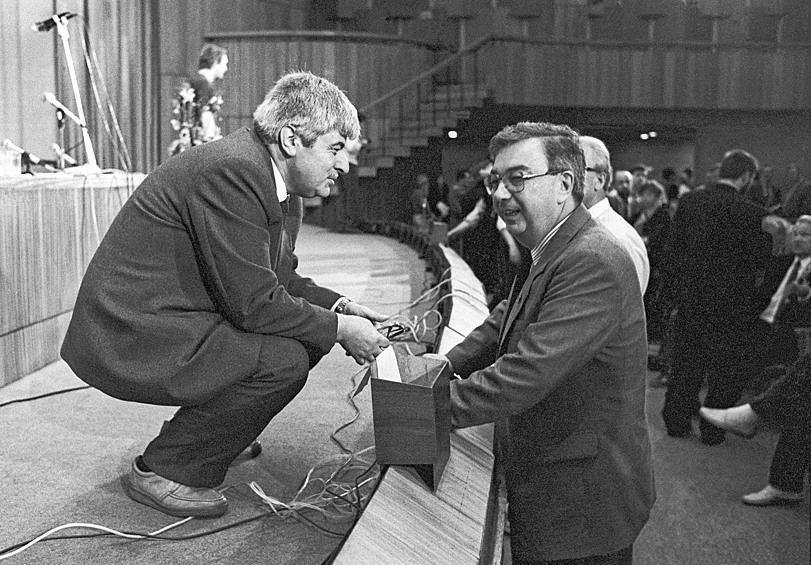 На фото: Народный депутат Г.Попов ( слева) и председатель Совета Союза Верховного Совета СССР Е.Примаков во время перерыва, 1989