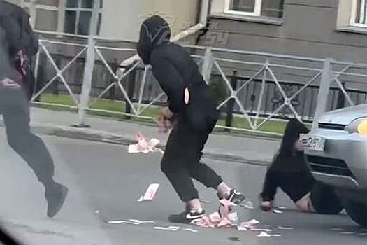 В Новосибирске на видео попало, как деньги разлетелись после удара авто