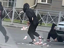В Новосибирске на видео попало, как деньги разлетелись после удара авто