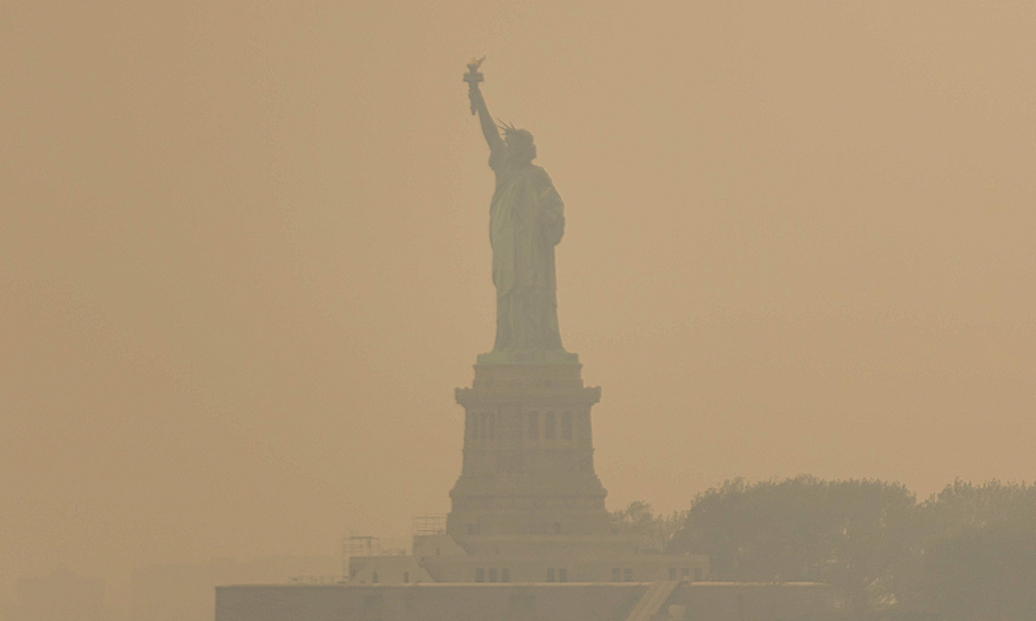 Статуя Свободы в дыму