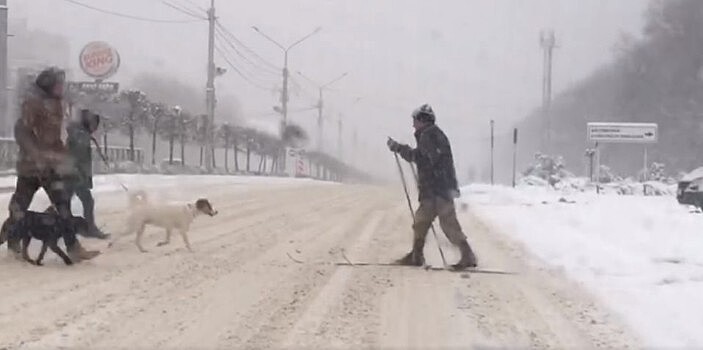 Ставрополец прокатился на лыжах по заснеженной улице