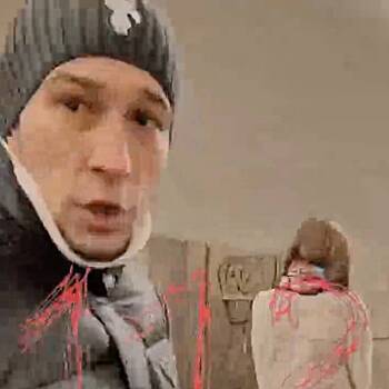 Мужчина сломал нос девушке в московском метро и попал на видео