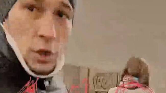 Мужчина сломал нос девушке в московском метро и попал на видео