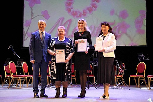 Жительниц Кировского района Екатеринбурга поздравили с 8 Марта под классическую музыку