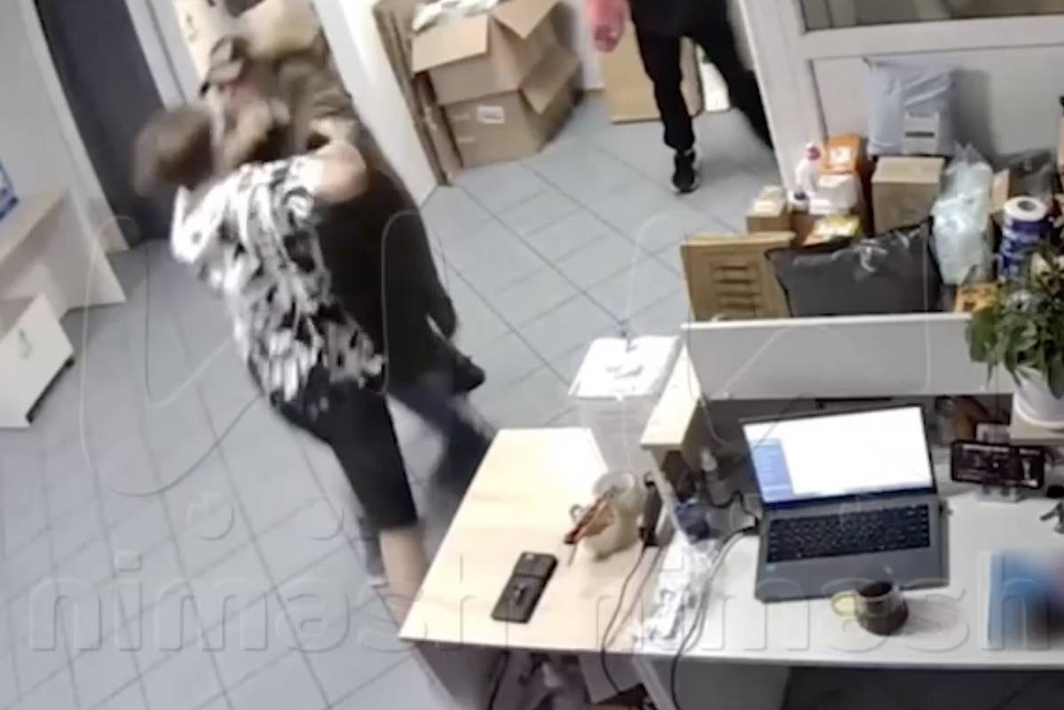 Напавшие на пункт выдачи заказов двое россиян попали на видео