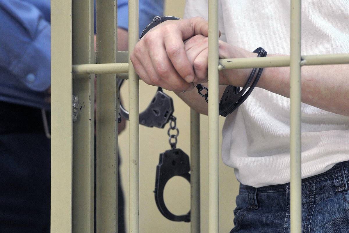 Раскрыта судьба поджигавших машины и нападавших на мигрантов двух юных россиян